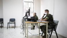 El teniente Miguel Blasco, de la Brigada Aragón I, es el jefe de una de las secciones que trabajan en la Unidad de Vigilancia Epidemológica de Aragón. En la imagen, este jueves en el Hospital Militar de Zaragoza con parte de los rastreadores millitares a su cargo.