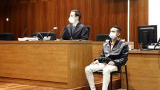 El acusado, Denis Javier López, junto a su abogado, Alejandro Giménez, durante el juicio celebrado en la Audiencia de Zaragoza.