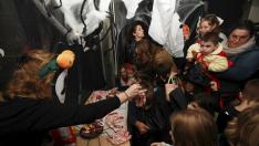 Foto de archivo de reparto de caramelos en la fiesta de Halloween en Huesca.