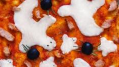 Pizza con lonchas de queso en forma de fantasmas