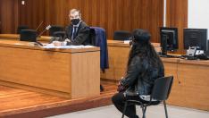 La acusada, junto a su abogado, Javier Osés, durante el juicio celebrado en la Audiencia de Zaragoza.