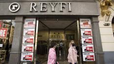 Reyfi, en la calle de Conde Aranda, anuncia su cierre.