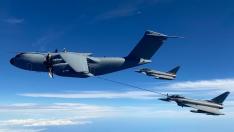 El avión cisterna A400M rebastece a los cazazombarderos F-18 durante las maniobras 'Ocean sky' en Canarias esta semana.