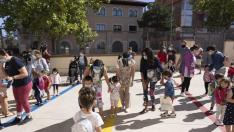Salida de clase de alumnos del primero de infantil en el colegio Ensanche en Teruel.