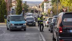Control policial en la Carretera de Alcañiz de Teruel para hacer cumplir el confinamiento de la ciudad.