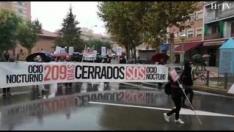 Alrededor de 500 personas han participado este martes en la manifestación convocada por la Asociación de Hostelería de Huesca para denunciar la situación en la que se halla el sector por la dureza de las medidas covid aplicadas por el Gobierno de Aragón.
