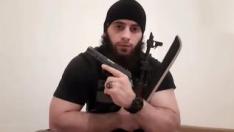 Aún con el eco de los disparos en la noche vienesa, Estado Islámico se atribuye la autoría del ataque. Con una ametralladora, una pistola y un cuchillo de grandes dimensiones, un hombre con barba identificado como "Abu Dagnah Al-Albany" dice hablar en nombre de la organización yihadista.