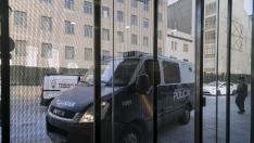 Imagen de archivo de un furgón de la Policía Nacional accediendo a la Audiencia de Zaragoza.