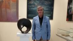 Pedro Anía, junto a su escultura durante la entrega de premios
