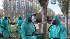 Militares ataviados con la equipación especial anticovid para desinfectar la residencia de la APAC en el Actur de Zaragoza, este lunes.