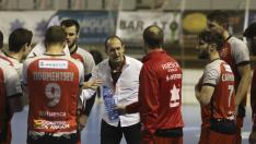 José Nolasco se dirige a sus jugadores durante el partido ante el Puerto Sagunto.