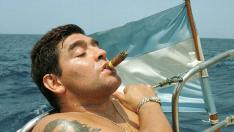Maradona, fumando un puro en un barco en aguas de La Habana, tras finalizar un programa de rehabilitación por su adicción a la cocaína.