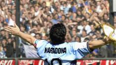 Maradona jalea a la afición en un partido del Boca Juniors en el estadio de La Bombonera, en Buenos Aires, el 10 de noviembre de 2001.