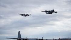 El avión Hñércules aterrizado y otro detrás de un A400M en la Base de Zaragoza.
