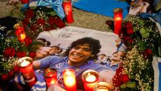 Flores y velas en honor a Maradona en Nápoles.