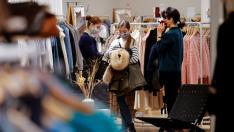 Tres mujeres en una tienda de ropa este sábado en París.