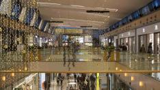 El centro comercial Puerto Venecia de Zaragoza el 1 de diciembre de 2020. Navidad. gsc
