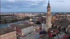 Los Bomberos de Zaragoza regalan estas preciosas imágenes de la ciudad, iluminada por Navidad, desde el aire gracias a los drones que utilizan para vigilar la capital.