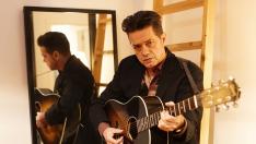 Santiago Auserón empuña la guitarra en su residencia madrileña.