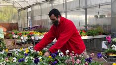 Adrián Navarro etiqueta varias plantas durante su jornada de trabajo en el Centro Especial de Empleo Gardeniers.