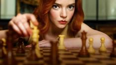 La serie ‘Gambito de dama’ cuenta la trayectoria de Beth Harmon desde su ingreso en un orfanato hasta codearse con los mejores maestros de ajedrez.
