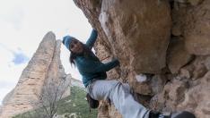 Cecilia, en una pared de los Mallos de Riglos, la escuela de escalada de referencia en Aragón. Al fondo, el Fire.