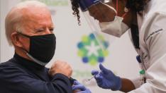 Joe Biden recibe la vacuna contra la covid en un hospital de Delaware, Estados Unidos.