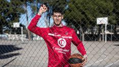San Miguel posa con la pelota de baloncesto en el potrero del parque del Castillo Palomar en Zaragoza.