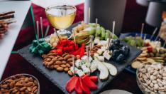 Tabla de aperitivos, quesos y embutido