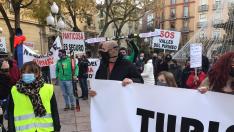 El sector de la nieve se manifiesta por las calles de Huesca y en Cerler para exigir un plan de rescate después de que la prórroga de los confinamientos provinciales hayan retrasado la apertura de casi todas las estaciones del Pirineo aragonés.