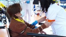 Personas que han pasado la enfermedad o sufrido un ictus acuden al centro hospitalario. La doctora Ana Coarsa alerta del aumento de la discapacidad por los efectos de la pandemia.