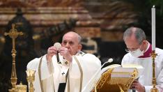 Vatican City (Vatican City State (holy See)), 24/12/2020.- Pope Francis during his homely as he leads a Christmas Eve mass to mark the nativity of Jesus Christ, at St Peter's basilica in the Vatican, 24 December 2020. (Papa) EFE/EPA/VINCENZO PINTO / POOL Pope Francis leads the Christmas night Mass in Saint Peter's Basilica