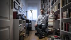 Sergio del Molino, rodeado de libros, en el estudio de su casa donde trabaja.