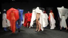 Varias modelos lucen prendas de Accidental Cutting en la Mercedes Fashion Week de Madrid.
