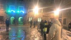 Asistentes a la protesta en Benasque porque la estación de Cerler se mantiene cerrada.