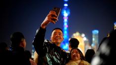 Dos jóvenes se sacan un selfi durante la Nochevieja en Shanghái, China.