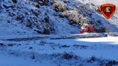 Bomberos de la DPZ limpian la nieve de la carretera CV-307, en Cimballa (Zaragoza)