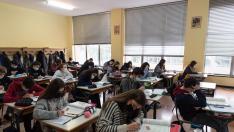 Alumnos de 4º de la ESO del colegio El Salvador recuperaron ayer la presencialidad total en el aula.