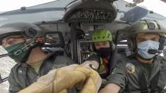 Pilotos del helicóptero con base en Benasque y un rescatador, durante el rodaje.
