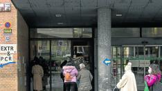 Varias personas esperan su turno para entrar al centro de salud de Sagasta, en Zaragoza.