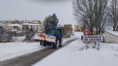 Un momento de los trabajos para despejar la carretera de Used.