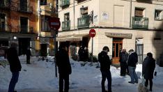 Filas para entrar a un establecimiento en Madrid por el temporal.