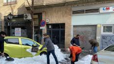 Pablo Casado ayuda a retirar nieve de una acera en Madrid.