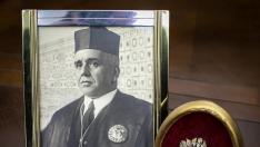 El retrato y la insignia de Gregorio Azaña, hermano del presidente de la II República, expuestos en el despacho del presiddnte del Tribunal Superior de Justicia de Aragón, Manuel Bellido.