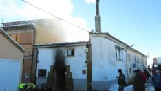 El incendio se ha producido en esta casa de dos plantas del pueblo de Ibieca.