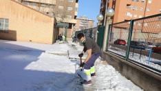 Las brigadas municipales de Huesca se siguen afanando para deshacer el hielo en calles y accesos a colegios, centros de salud, residencias...