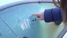 El frío llega especialmente a zonas de las dos Castillas, que rozan los -16ºC; resulta complicado mantener el equilibrio con tanto hielo. En Aragón la situación es similar: de momento, Teruel marca el récord de la madrugada, con 17 bajo cero.