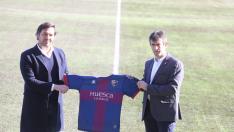 Pacheta, a la derecha, muestra la camiseta azulgrana junto a Rubén García.