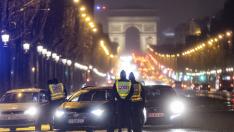 Control en París por las restricciones por la pandemia de covid.