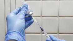 Una sanitaria prepara una de las vacunas contra el coronavirus, ayer